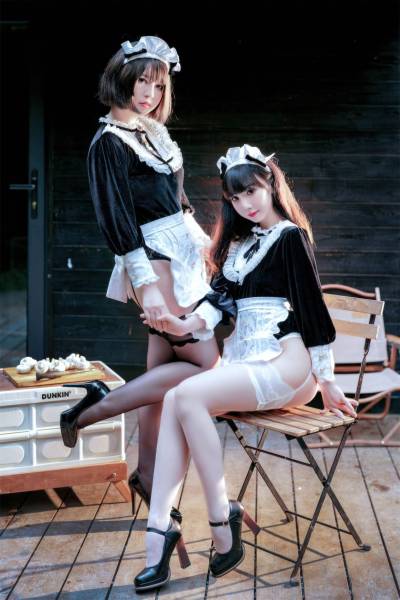 COS套图 可爱人气Coser 面饼仙儿&半半子 - Maid姉妹 丝袜女仆双人高清写真 74P